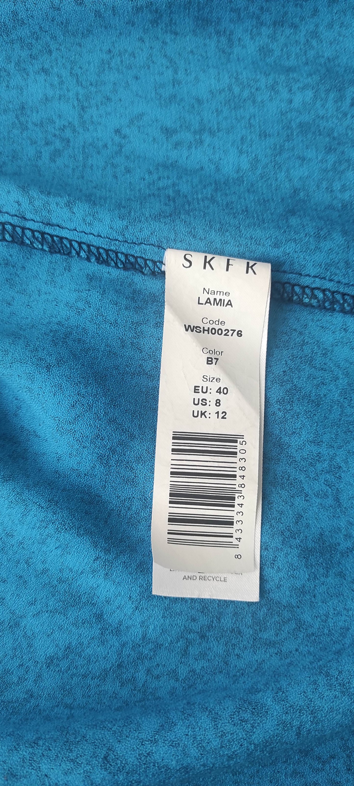 Camisa con abertura en la espalda