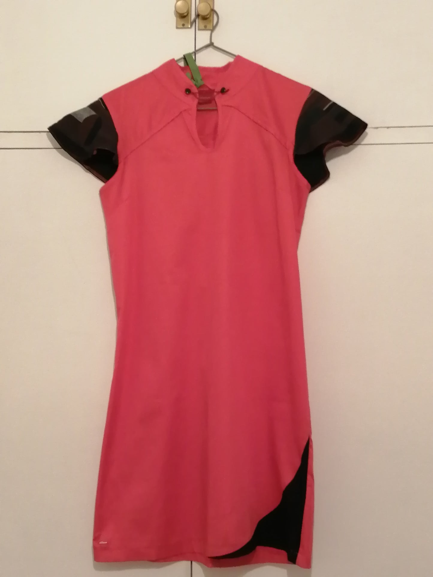 Vestido rojo con cuello Mao