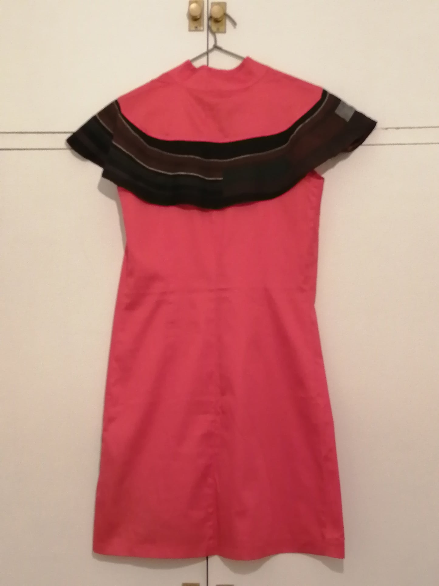 Vestido rojo con cuello Mao