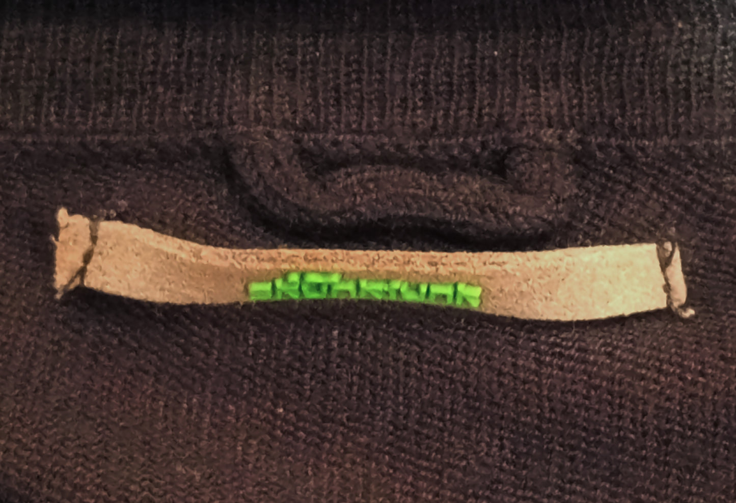 Jersey fino negro cuello chimenea