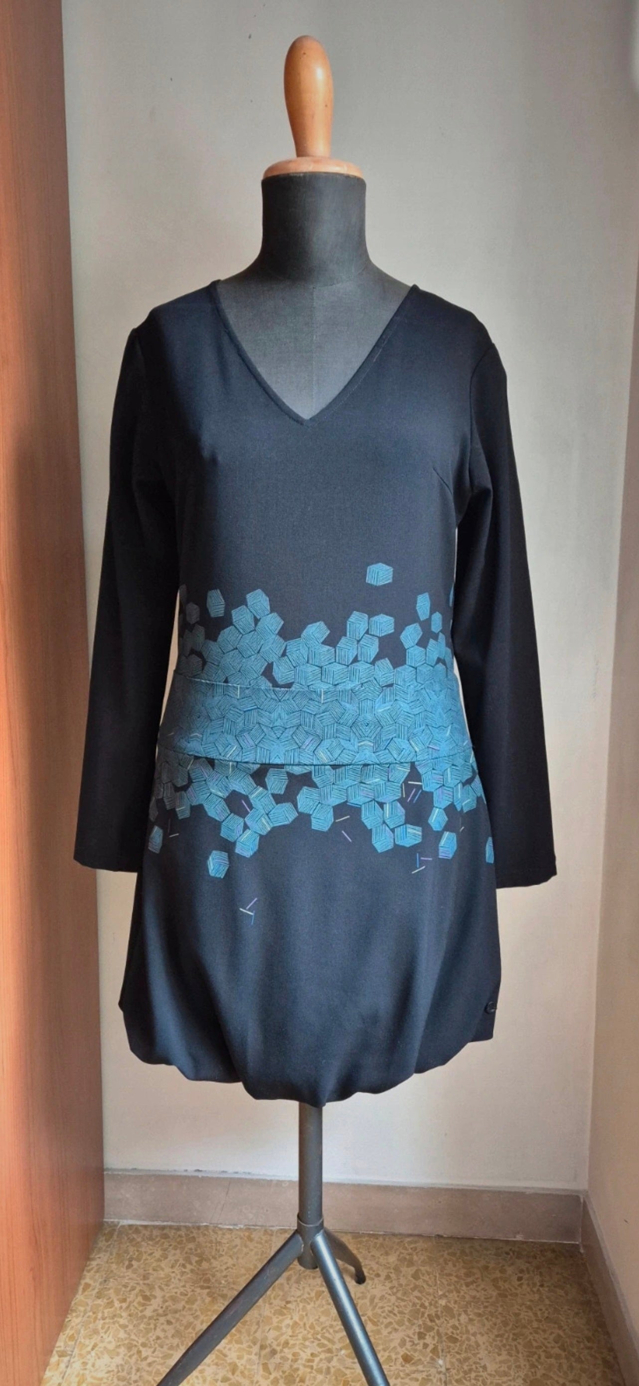 Vestido negro con falda globo