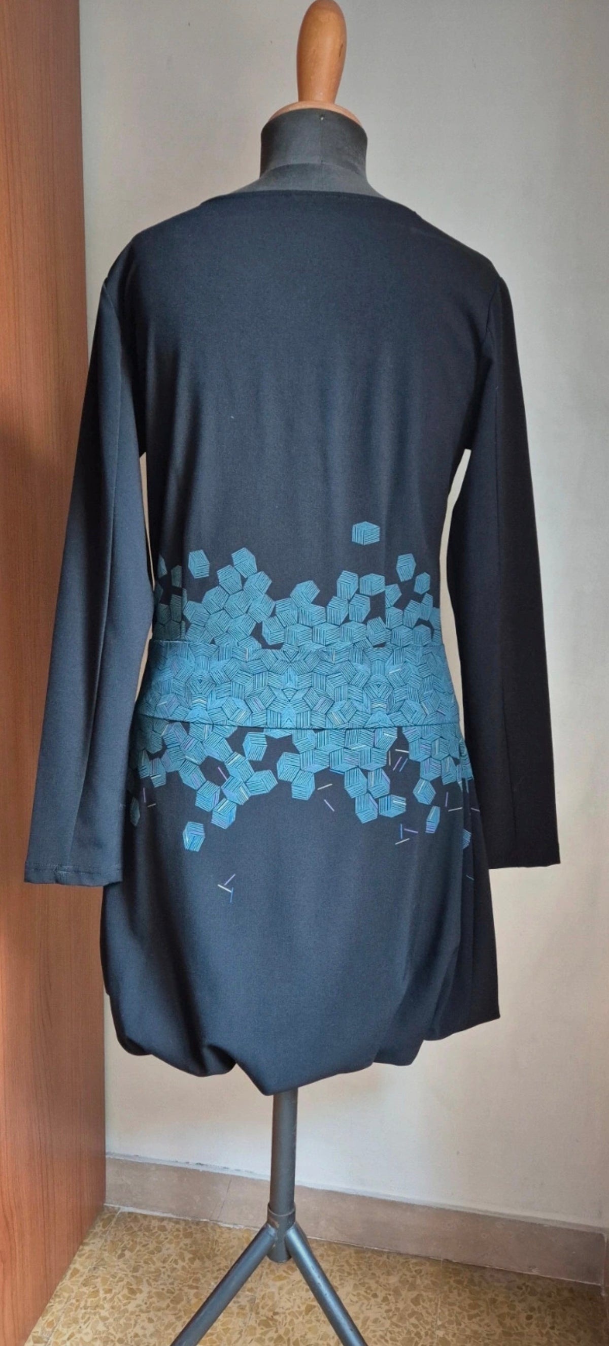 Vestido negro con falda globo