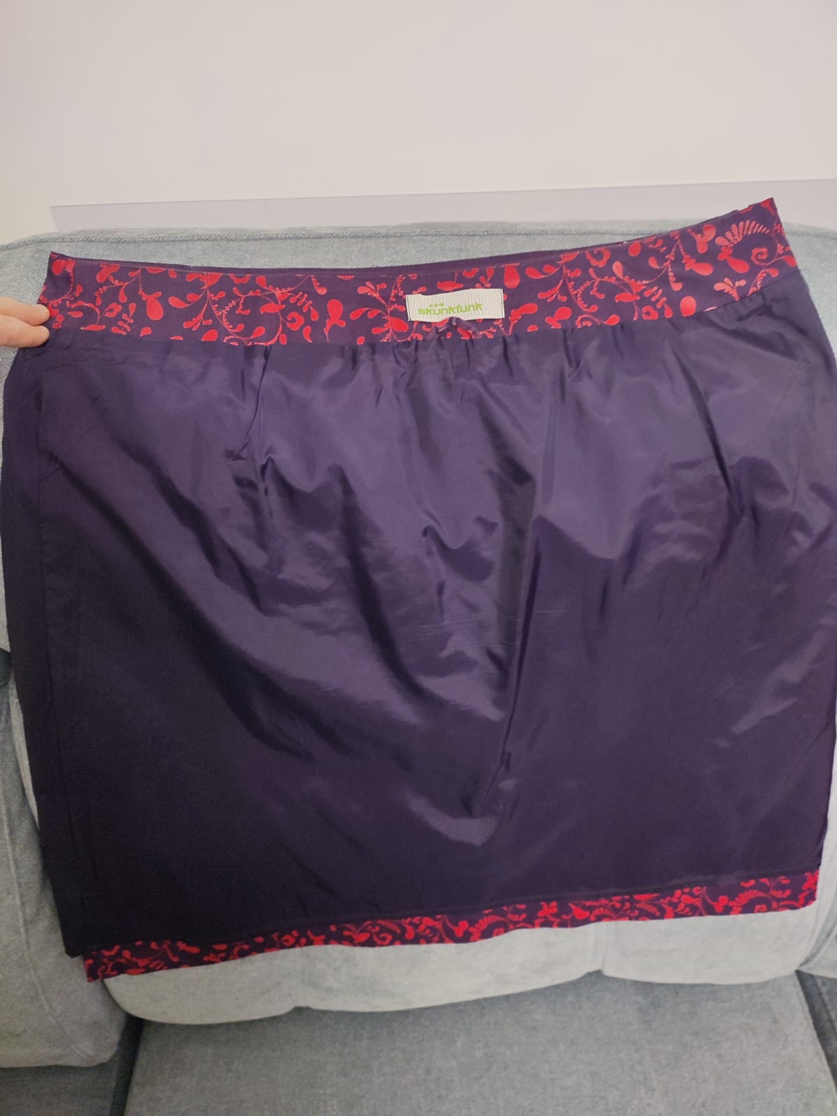 JUPE FOND VIOLET IMPRIMÉE EN ROUGES