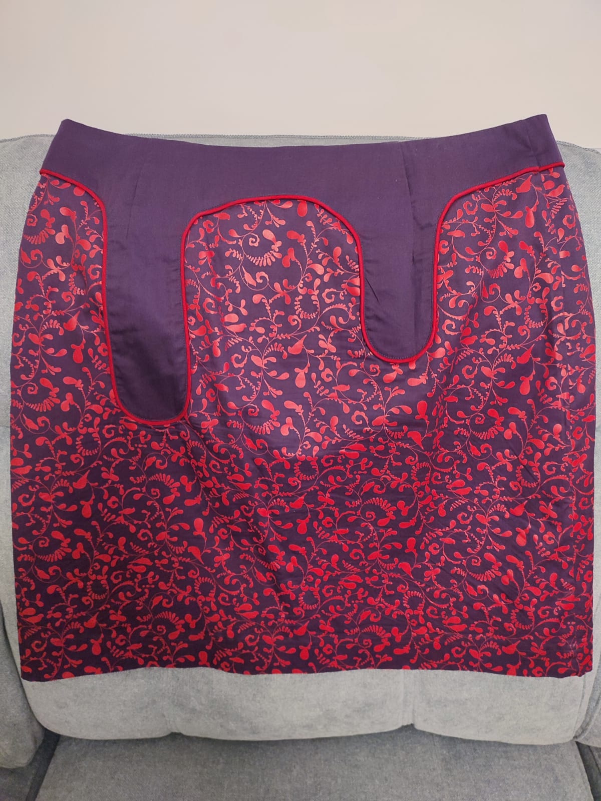 JUPE FOND VIOLET IMPRIMÉE EN ROUGES