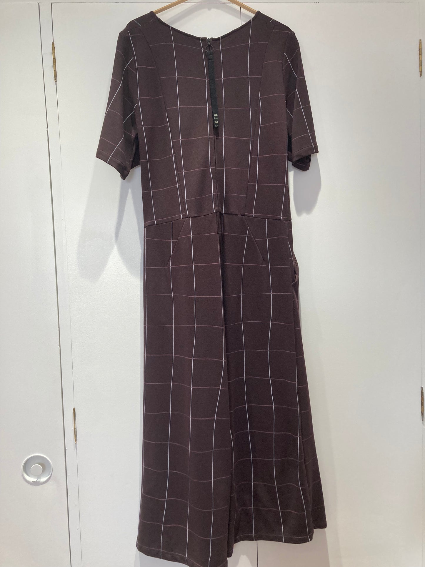 Mono marrón de modal con cuadros