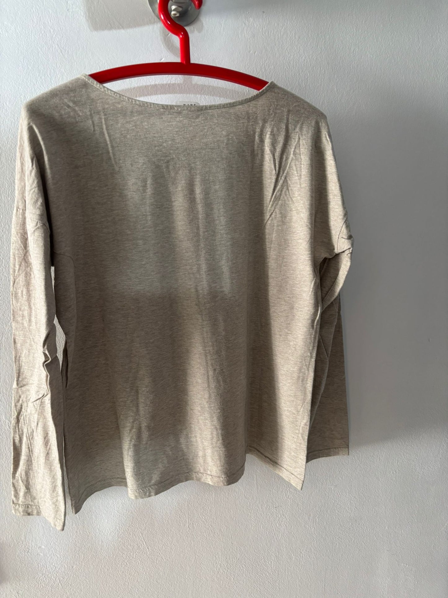 Camiseta gris con botones en el cuello