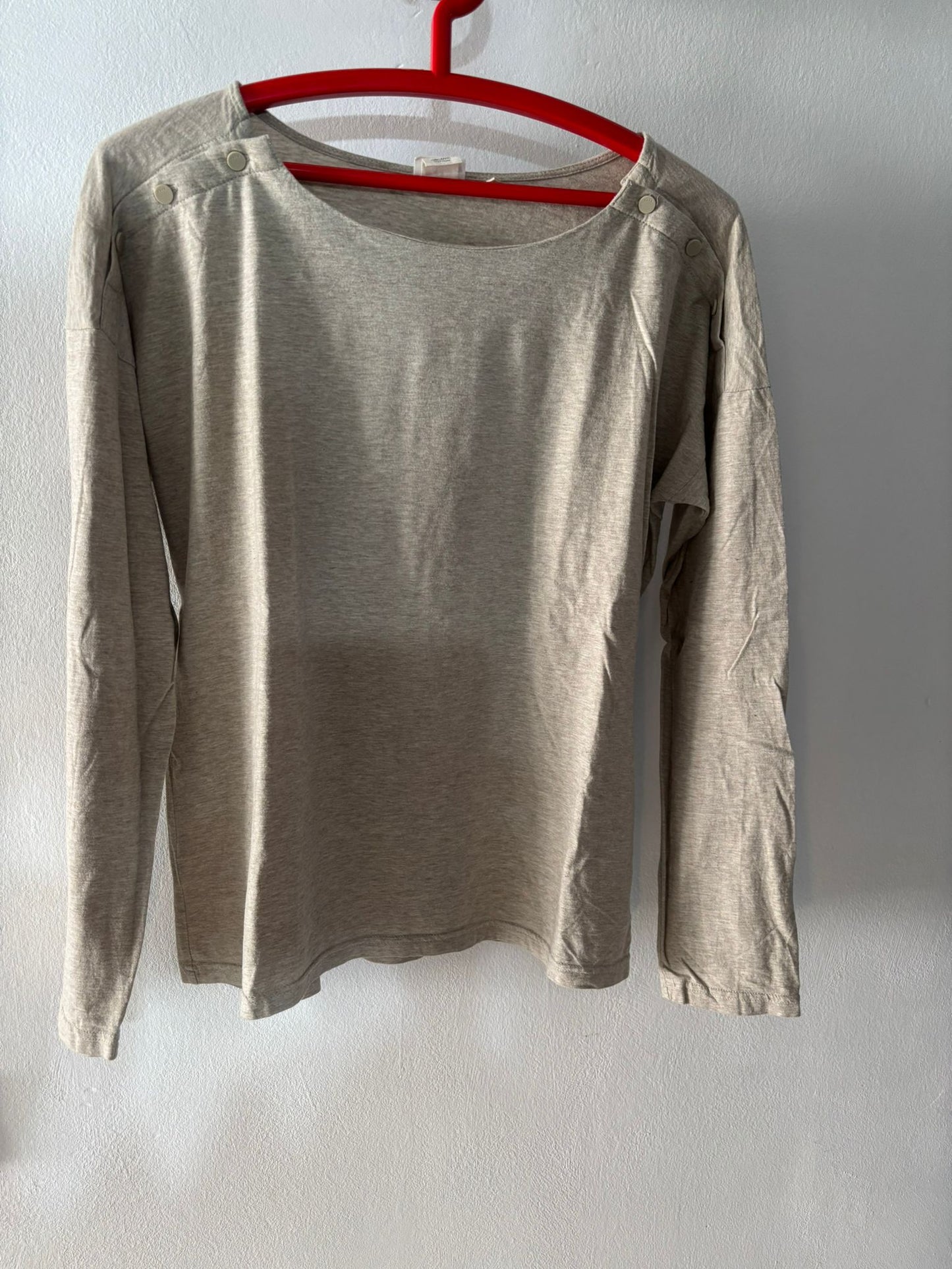 Camiseta gris con botones en el cuello