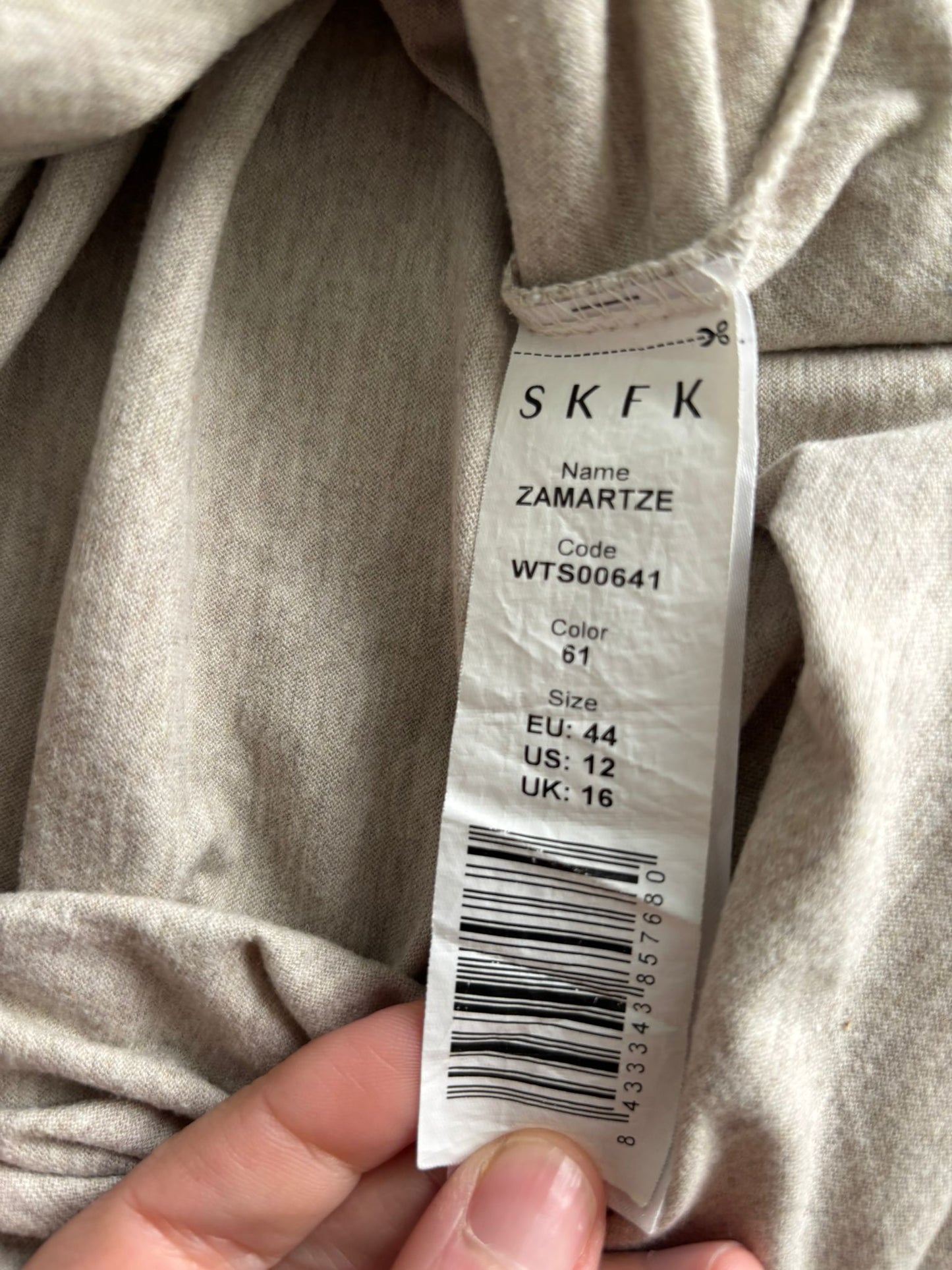 Camiseta gris con botones en el cuello