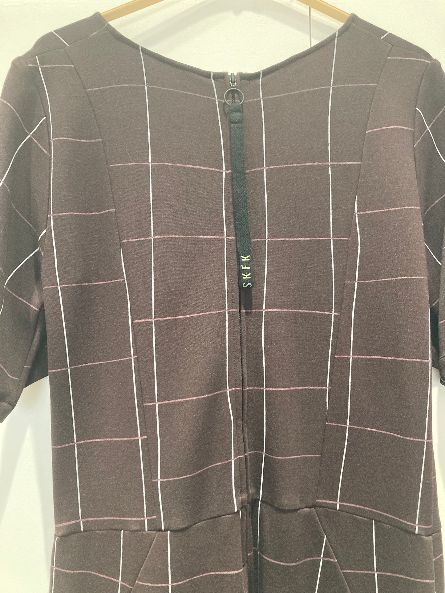 Mono marrón de modal con cuadros