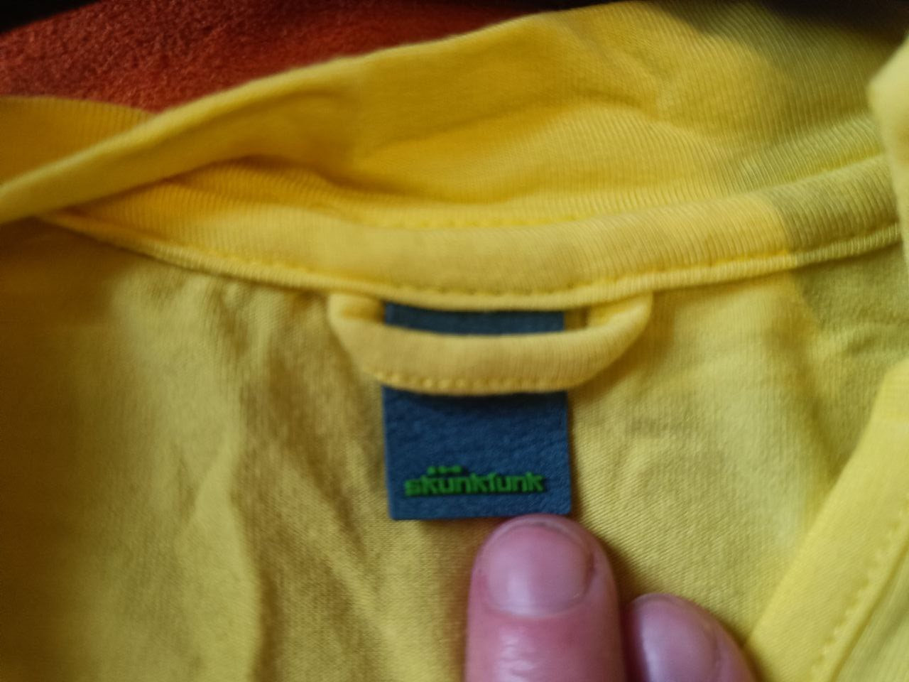 Parte superior amarilla